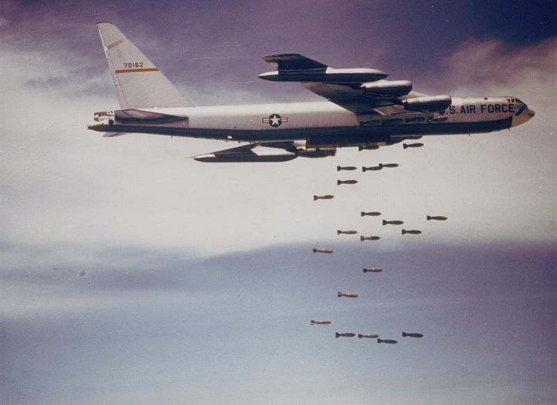 Soubor:Boeing B-52 dropping bombs.jpg