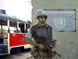 Vojáci OSN zasahují v zaostalých zemích sužovaných občanskými válkami.