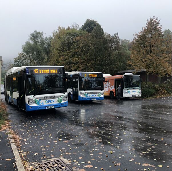 Soubor:Tři autobusy v KV.jpg