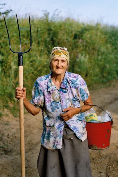 Soubor:Old farmer woman.JPG