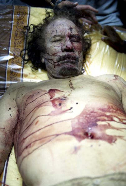 Soubor:Tělo mrtvého Muammara Kaddáfího.jpg