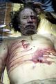 Tělo mrtvého Muammara Kaddáfího.jpg
