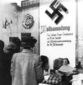 Klukům německým byla ve Stalingradu kosa, tak jim lidi posílali svetry.