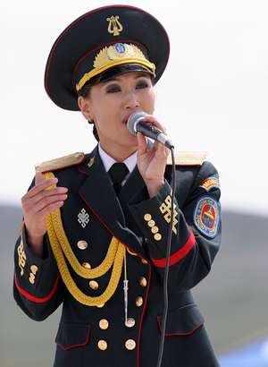Mongolian female soldier is singing.png