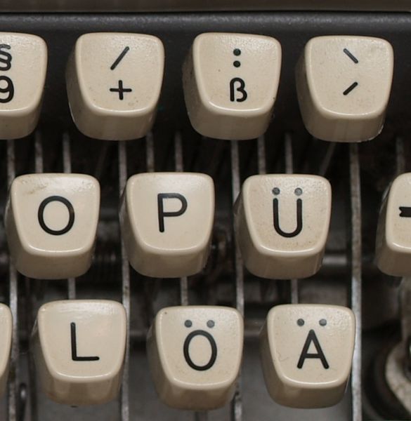 Soubor:German typewriter detail.jpg