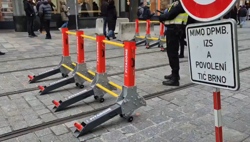 Soubor:Zastavovaci stena na koleckach.png