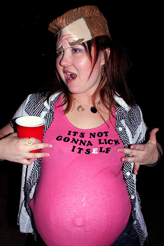 Datei:Betrunken girl party schwanger.jpg