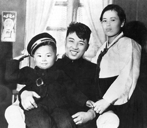 Datei:Kim-il-sung Kim-jong-suk Kim-jong-il.jpg