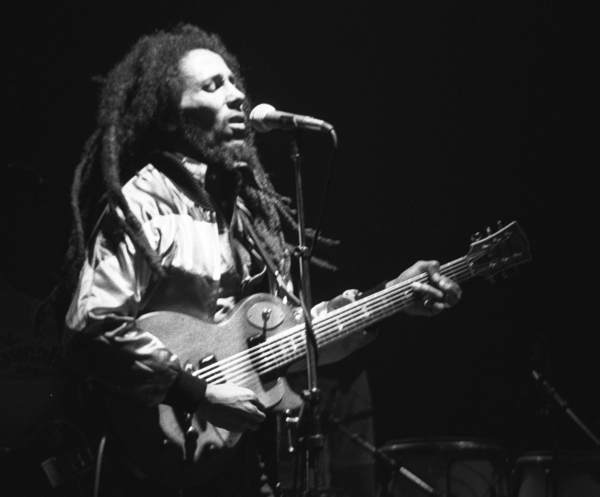 Datei:Bob-Marley-in-Concert Zurich 05-30-80.jpg