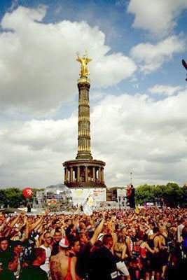 Datei:Loveparade berlin06 stage.jpg