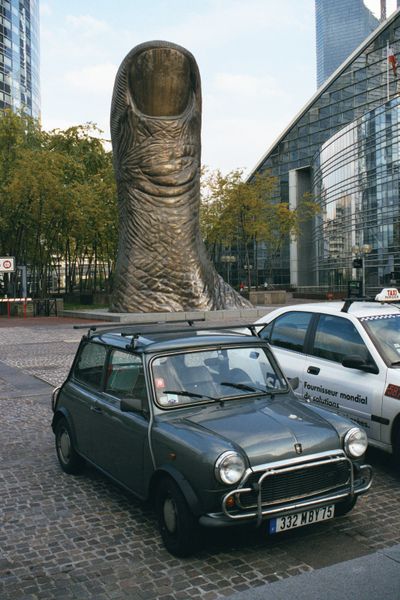 Datei:400px-Thumb and car.jpg