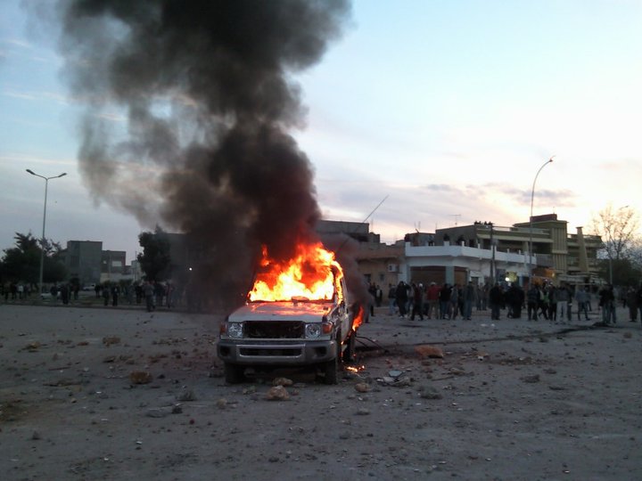 Datei:First demonstrations calling for toppling the regime in Libya (Bayda, Libya, 2011-02-16).jpg