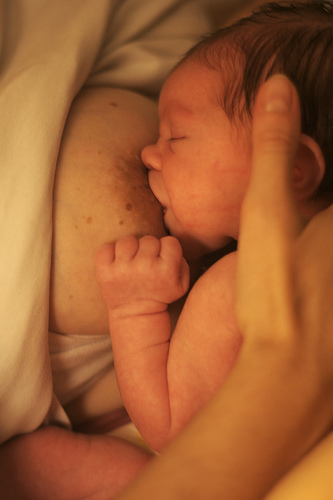 Datei:Breastfeeding.jpg
