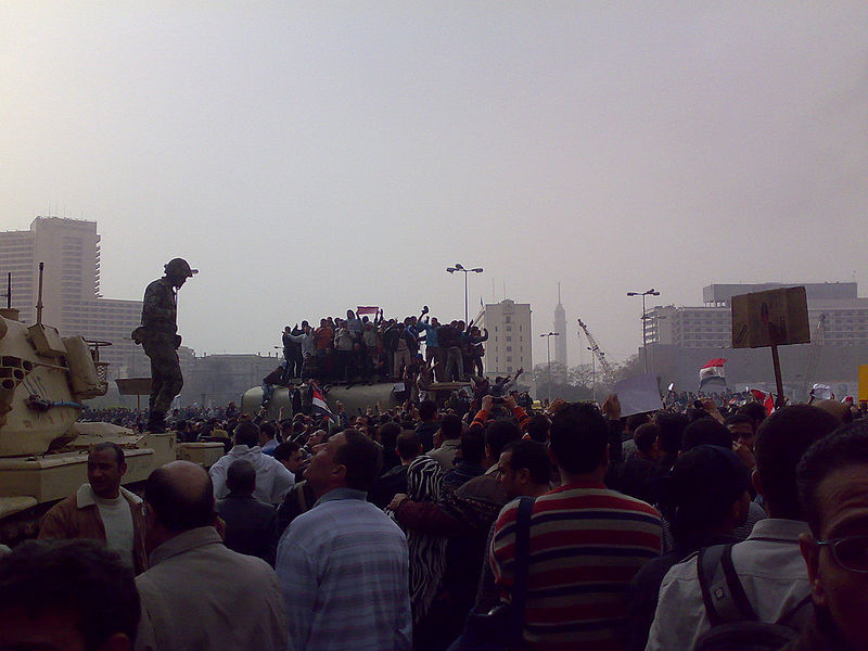 Datei:800px-Army Trucks Surronding Tahrir Square, Cairo.jpg