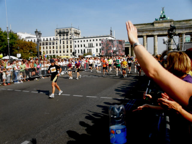 Datei:Berlin Marathon Brandenburger Tor.jpg