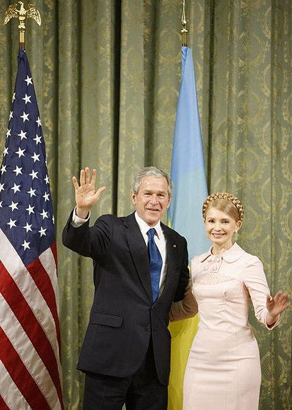 Datei:426px-GeorgeBush-Juliia Tymoshenko (2008)-Ukraine.JPG