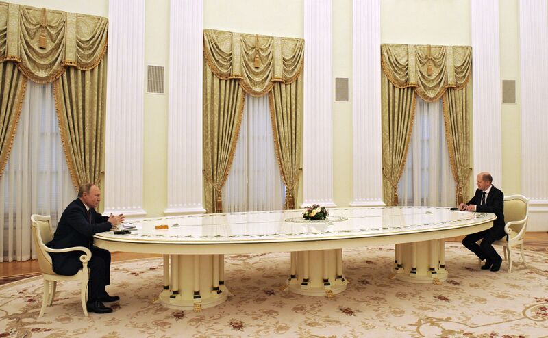 Datei:Kremlin Sit-In Putin Scholz.jpg