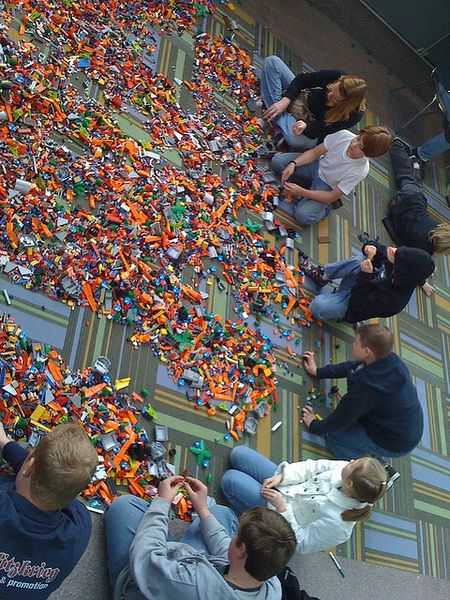 Datei:Kinder mit Lego.jpg