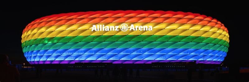 Datei:Allianz Arena Beleuchtung zum Christopher Street Day 2016.jpg