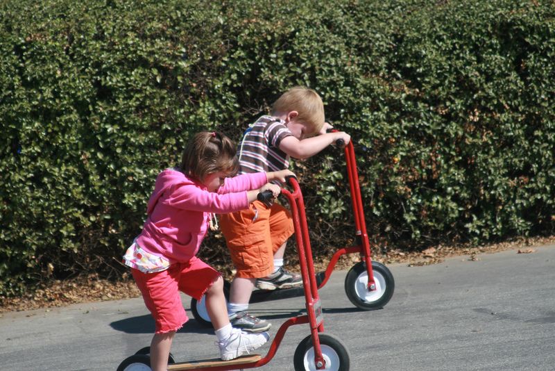 Datei:Kinder roller fahren.jpg