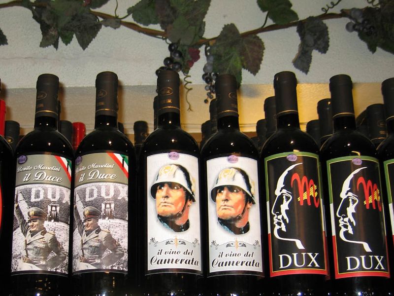 Datei:Mussolini Wein.jpg