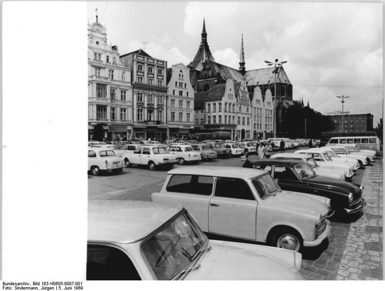 Datei:Bundesarchiv Bild 183-H0605-0007-001, Rostock, Ernst-Thälmann-Platz, Parkplatz, Marienkirche.jpg