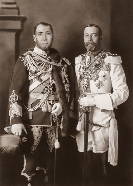 Datei:Emperor-nicholas-ii-and-king-george-v-in-german-uniforms-berlin-may-1913-24e45c-1600.jpg