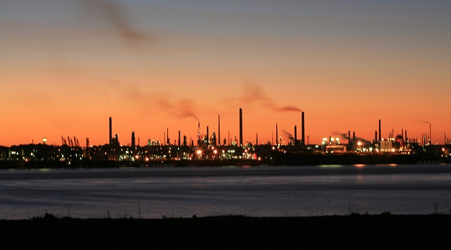 File:Fawley Oil Refinery2.jpg