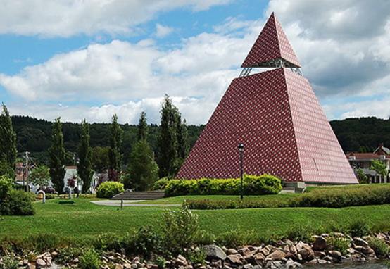 File:Saguenay pyramid.jpg