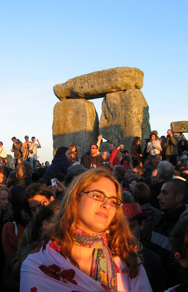 File:Stonehenge, enjoying the glow of the morning sun.jpg
