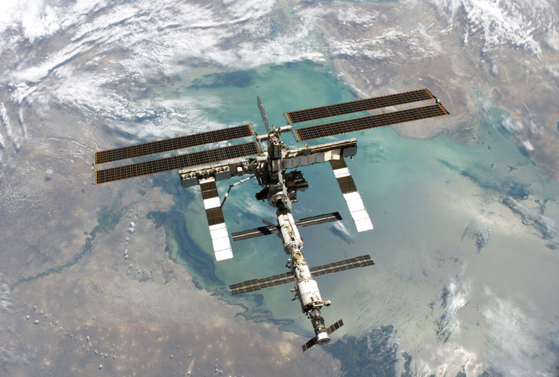 File:800px-ISS Aug2005.jpg