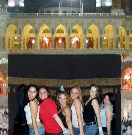 File:Kaaba-girls.jpg