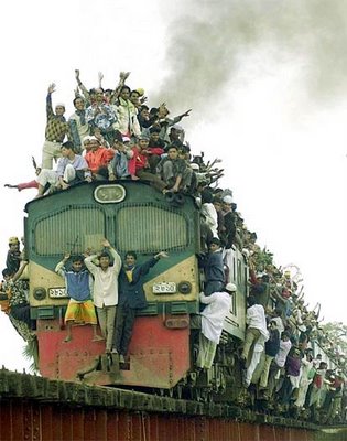 File:043 overcrowded train India.jpg