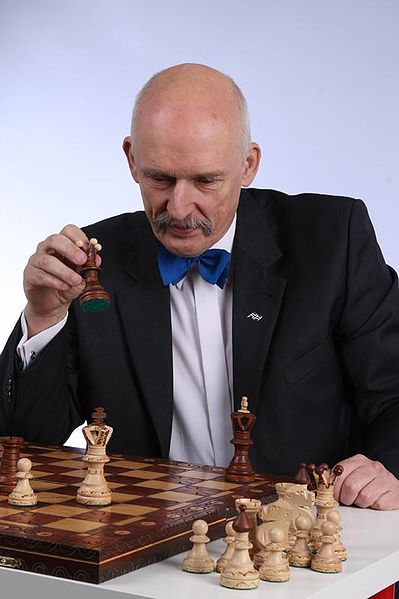 File:Janusz Korwin-Mikke playing chess.jpg