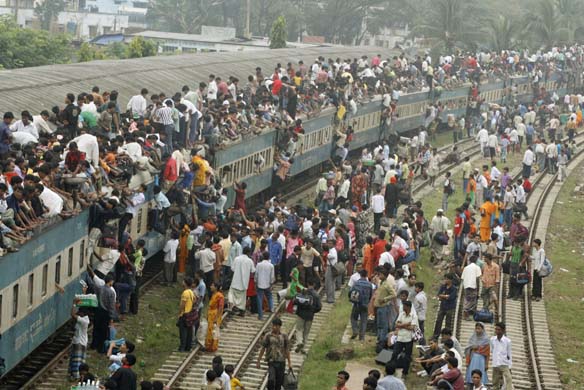 File:Dhaka trainsurfing.jpg