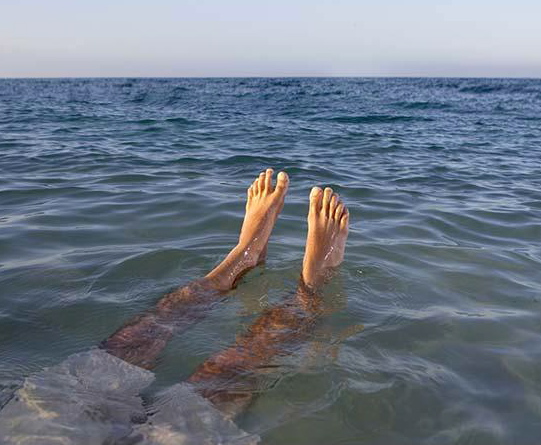 File:Young man floating in the ocean bld020003.jpg