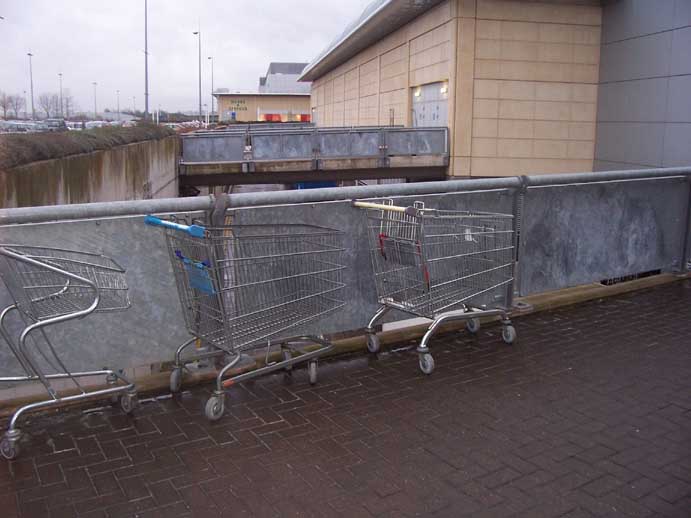 File:Loose-shopping-trolleys.jpg