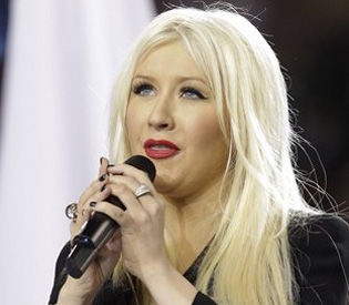 File:Aguilera microphone.jpg