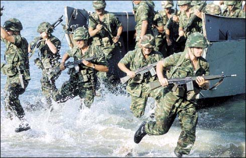 File:Soldiers in water.jpg