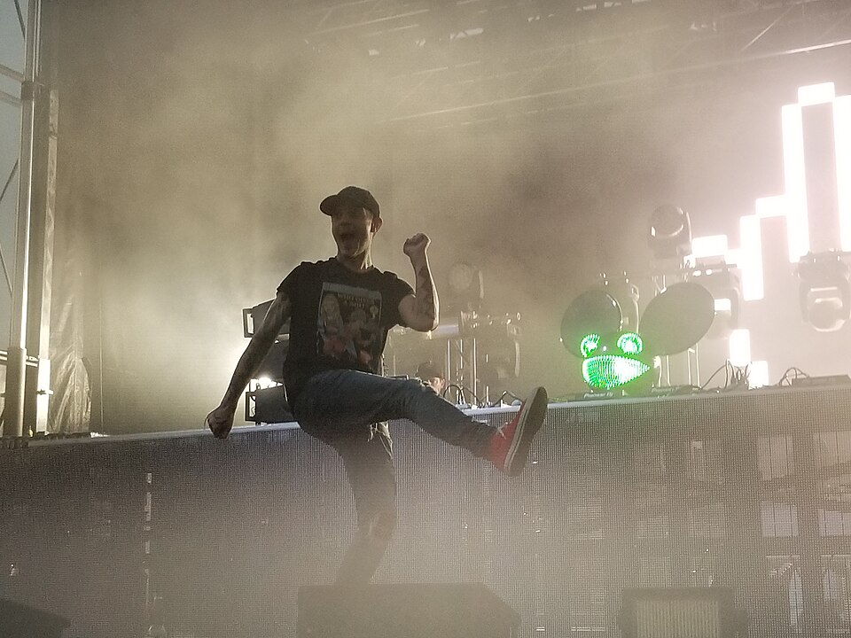 File:Deadmau5 crofoot kick.jpg