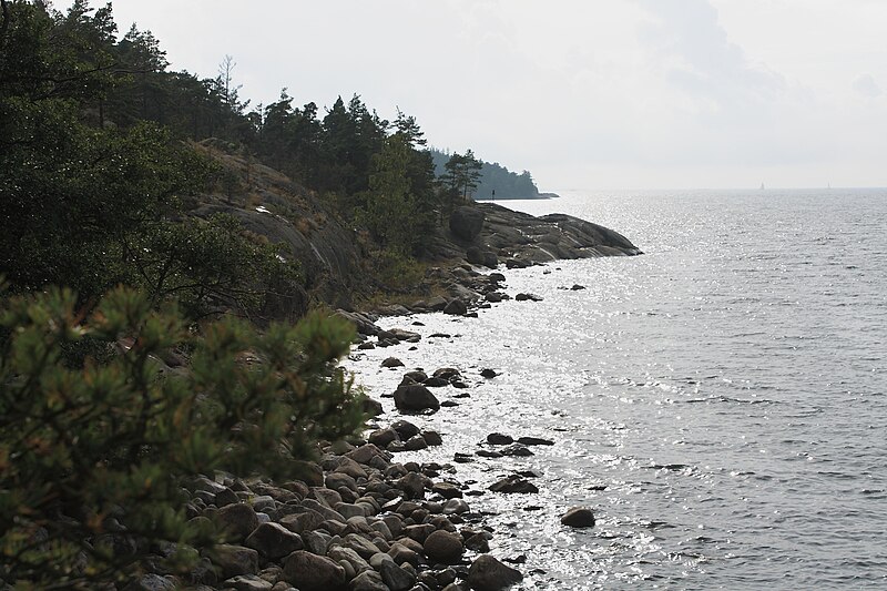 800px-Porkkalanniemi_rocky_coast_2009.JPG