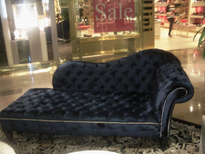File:Freuds couch in shopping centre.jpg
