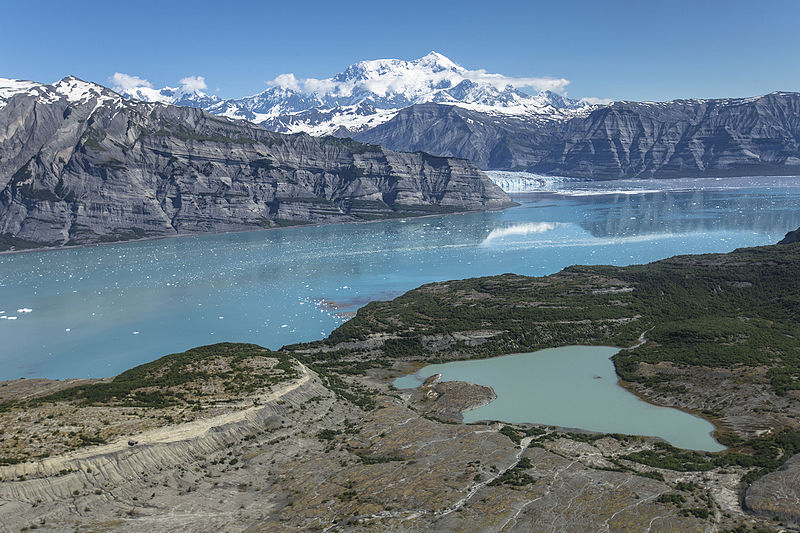 800px-Guyot_Hills%2C_Icy_Bay%2C_and_Mount_St._Elias_%282%29_%2820991841433%29.jpg
