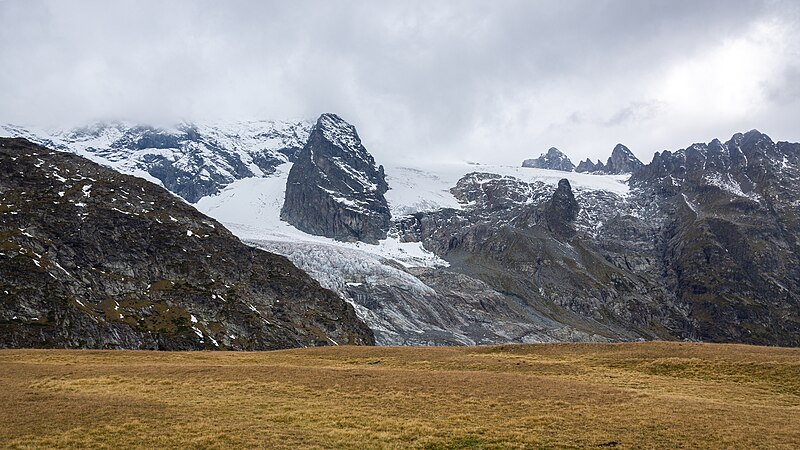 800px-Sofia_Massif_and_Sofia_Glacier%2C_Karachay-Cherkessia%2C_Caucasus_Mountains.jpg