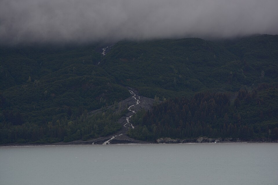 960px-West_shore_of_Yakutat_Bay_near_the_entrance_to_Disenchantment_Bay_01.jpg