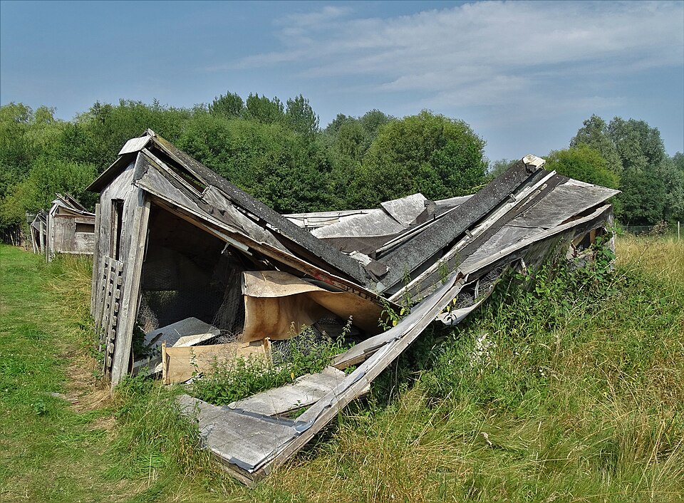960px-Ruin_of_a_chicken_shack_at_Gleadthorpe_Grange_-_geograph.org.uk_-_6566664.jpg