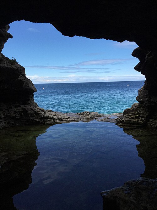 500px-Cave_Mouth_From_Inside_%28Portrait%29.jpg