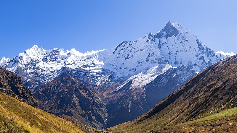 800px-Machhapuchhre_or_Fishtail_Mountain_6%2C993_m_%2822%2C943_ft%29-_IMG_5246.jpg