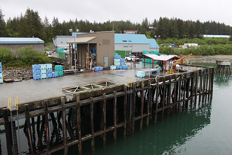 800px-Alaska_Marine_Highway-_Docking_in_Yakutat%2C_Alaska_%287602041086%29.jpg