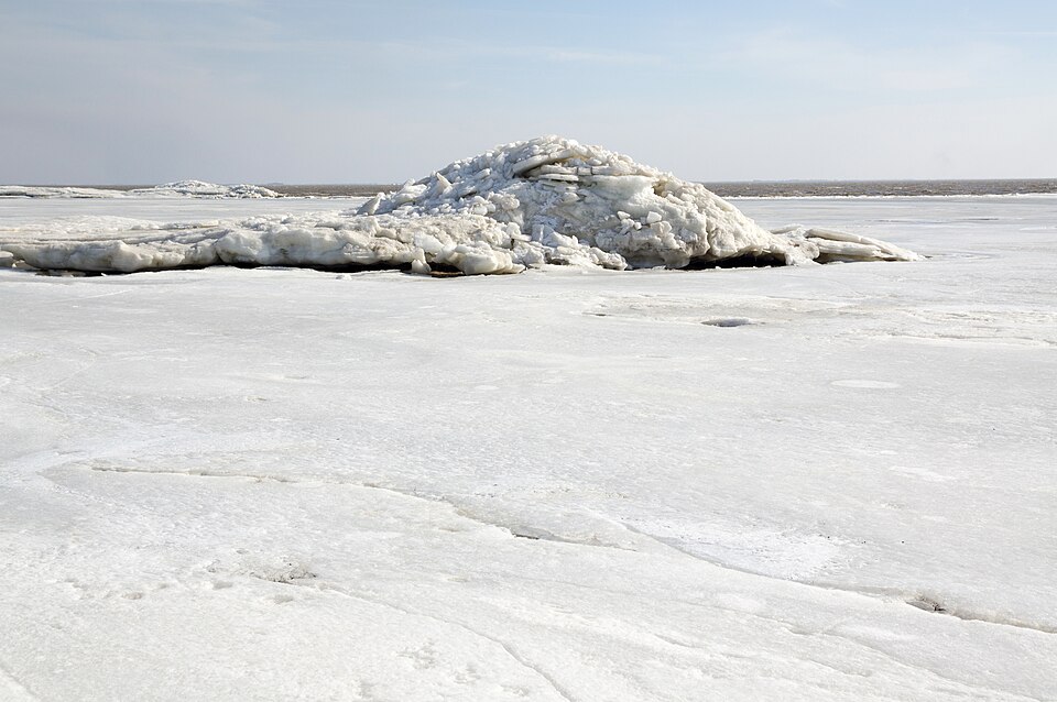 960px-Ice%2C_Frozen_Sea_of_Azov%2C_Russia.jpg